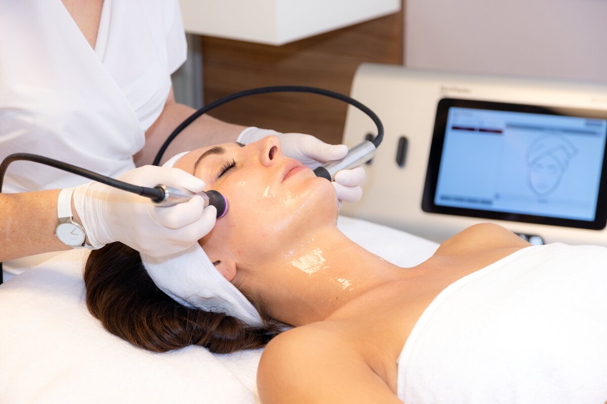 Ultraschall-Behandlung mit dem cellJET im Institut